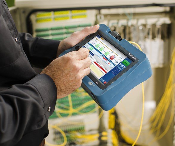 maxtester715b_inthe-field_d3_8269_2000x1667